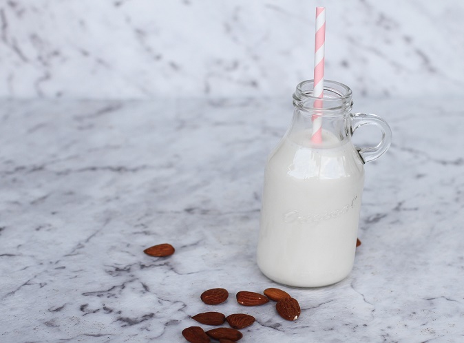 https://www.foodthinkers.com.au/images/easyblog_images/473/vanilla-almond-milk.jpg