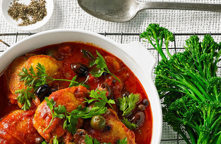 https://www.foodthinkers.com.au/images/easyblog_shared/Recipes/Braised_chicken_with_tomatoes_and_olives_1643x2191_JPG-Low-Res.jpg
