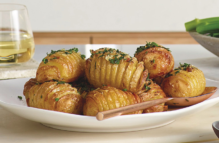https://www.foodthinkers.com.au/images/easyblog_shared/Recipes/Crispy-Garlic-Hasselback-Potatoes-02.jpg