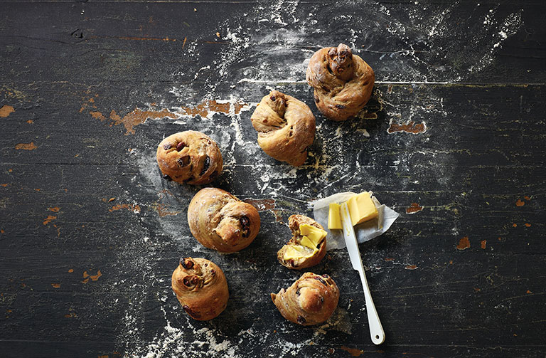 https://www.foodthinkers.com.au/images/easyblog_shared/Recipes/LEM250-fruit-and-nut-buns.jpg