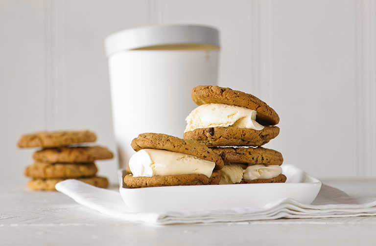 https://www.foodthinkers.com.au/images/easyblog_shared/Recipes/chocolate-chip-ice-cream-sandwiches.jpg