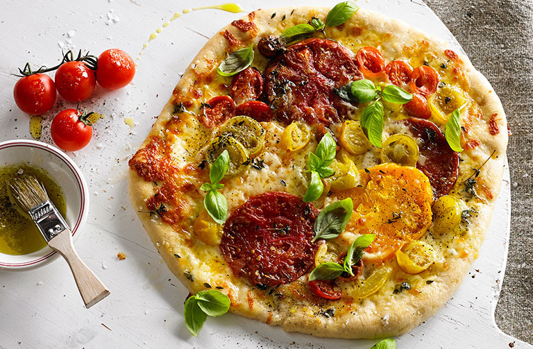 https://www.foodthinkers.com.au/images/easyblog_shared/Recipes/spelt-with-roasted-tomatoes-and-mozzarella-pizza.jpg